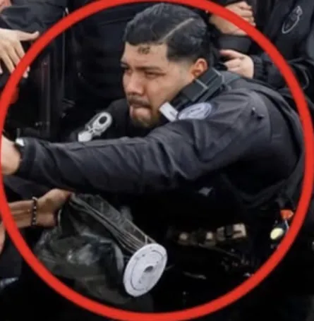 Un policía con el mismo rostro jala a un manifestante; el círculo rojo viene de la imagen difundida